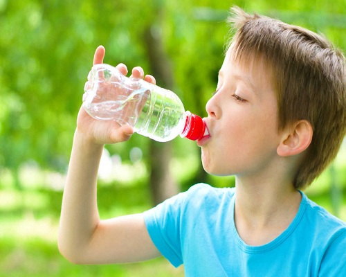 Những lợi ích của việc uống đủ nước ở trẻ